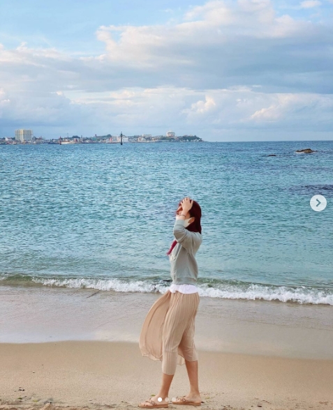 Oh Jin-yeon flaunted visuals like The Little MermaidBroadcaster Oh Jin-yeon posted several photos on his Instagram on September 21.The photo shows Oh Jin-yeon walking on the beach, with the color of the man-to-man causing the sea and the color of the skirt to overlap with the sand.Oh Jin-yeons red hair color also caught the eye - a beauty reminiscent of The Little Mermaid.In addition, Oh Jin-yeon added, Intentional Invisible Human Strikes; Jung Da-eun also left a comment saying, Its a sea and a rut.