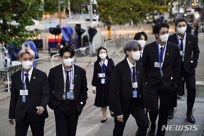 [뉴욕=AP/뉴시스]  한국 그룹 방탄소년단(BTS) 멤버들이 20일(현지시간) 제76차 유엔 총회가 열린 뉴욕 유엔 본부의 보안 검색대에 도착하고 있다. 2021.09.20.