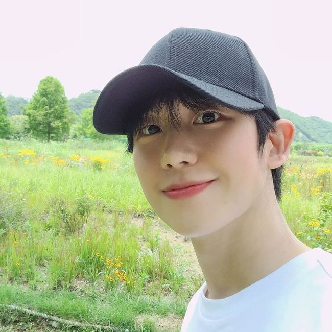 Actor Jung Hae In delivered a greeting to Chuseok.Jung Hae In posted a picture and a picture on his 21st day on his instagram saying, Send a healthy and happy Chuseok.The photo showed Jung Hae In taking a selfie against the backdrop of a blue meadow; she tried to cover her face with a black hat, but Jung Hae Ins glowing visuals were not covered.Jung Hae In is a fresh and bright figure that is different from what he was in D.P. The more handsome visuals are admiring.On the other hand, Jung Hae In played Ahn Jun-ho in Netflix original D.P..