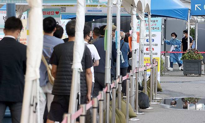 서울역 코로나19 선별진료소을 찾은 시민들이 검사를 기다리고 있다. 연합뉴스