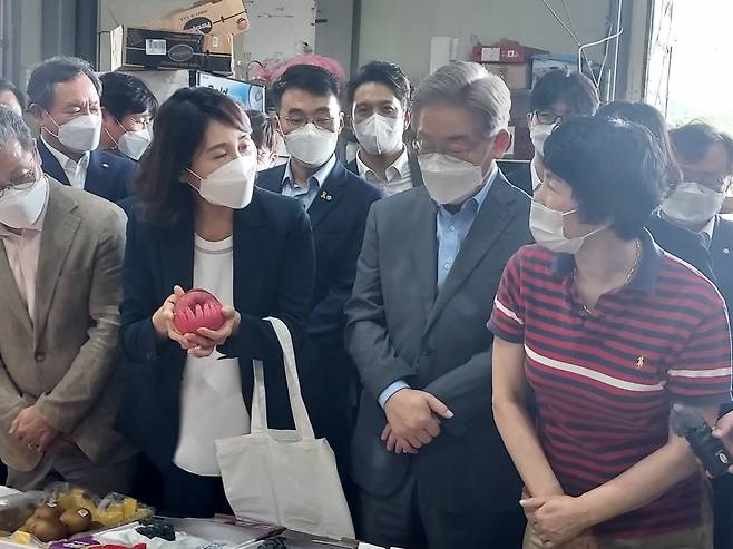 9월 18일 오후 광주 서구 서부농수산물도매시장을 방문한 이재명 경기도지사와 부인 김혜경씨가 한 청과상회에서 사과를 구입하고 있다. ⓒ시사저널 정성환