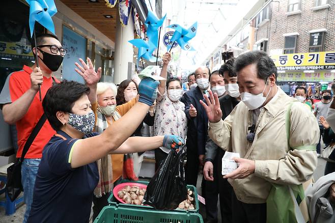 큼직한 쇼핑백을 맨 이낙연 전 더불어민주당 대표가 20일 오후 목포 동부시장에서 버섯을 구입하고 지역상품권으로 대금을 지불하고 있다. ⓒ 시사저널 정성환