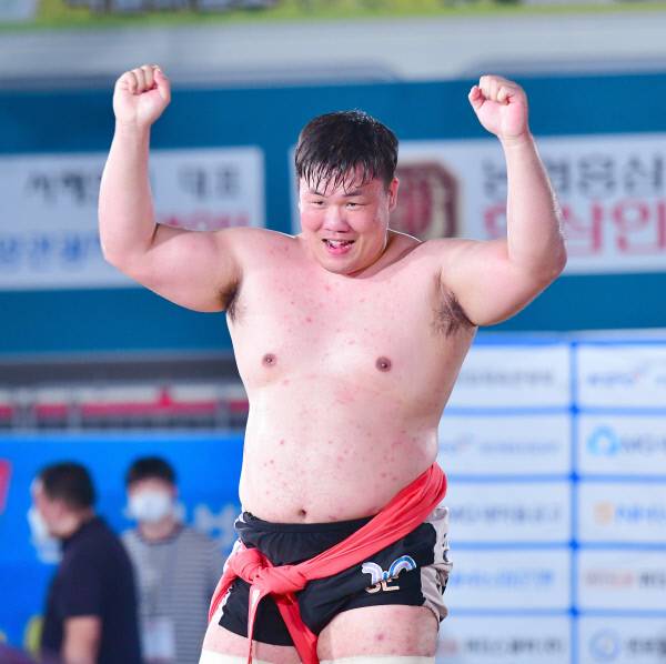 ▲ 김진이 개인 통산 7번째 백두장사에 올랐다. ⓒ대한씨름협회