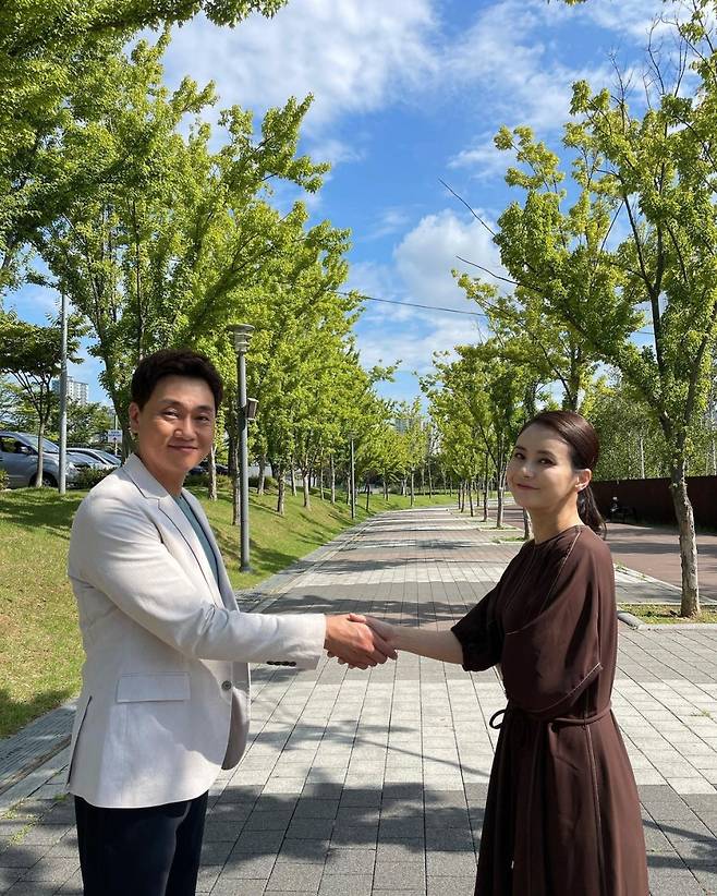 Actor Choi Jung-yoon once again joined hands with the drama Amor Party opposite Hyung-Jun Park.Choi Jung-yoon left his instagram on the 21st, Cool farewell, ex-husband ex-wife, warm finish.Choi Jung-yoon then told Hyung-Jun Park, who played a role as her ex-husband Jang Jun-ho in the SBS morning drama Amor Party - Love You Now, Energy, you have been really hard.My brothers Jang Jun-ho was the best, he said.He also mentioned that Jang Jun-ho showed his intention to go to Africa Kenya in recent broadcasts and added, I hope you will go to Africa well.In addition, he grabbed hands with actor Hyung-Jun Park and showed a picture of staring at the camera.In May, he released a picture of a consensus divorce in the drama as a photo of shaking hands with Hyung-Jun Park.At that time, Choi Jung-yoon added a divorce to the photo of shaking hands with actor Hyung-Jun Park in front of what seemed to be a courtroom.Divorce. The day we blew up, we broke up. We had a lot of trouble. Choi Jung-yoon married Yoon Tae-joon, the eldest son of Eland Group vice chairman, in 2011, and has a daughter, Jiu Yang.He is in the role of Daughter-in-law Do Yeon-hee in the SBS morning drama Amor Party - Love, Now.