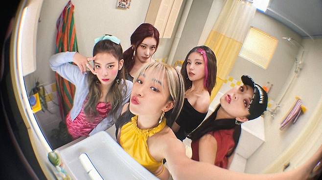 The new album SWIPE Mubby Teaser, which was posted on the official SNS channel of ITZY on the 21st, is getting a hot response among domestic and foreign K-pop fans.The video is filmed by ITZY members themselves and gives off a free-spirited high-teen mood, which has emanated plump charms such as wearing trendy streets, posing or dancing.Especially, the optimized screen ratio for smartphones and the hand movement that sweeps the screen sideways have perfected the taste of the Z generation with cool sensibility.SWIPE is a hip-hop genre song that expresses the mind that ignores the opponent who is getting more and more interference and obsession in a small mobile phone with the word SWIPE.It features 808 drum beats, heavy bass, and melodic rap flowing over the retro clarinet. It is expected to add to the expectation by combining with domestic and foreign writers who have worked with famous K-pop artists such as Twice, Bulletproof Boys, and Red Velvet.The SWIPE movie, which shows the different aspects of ITZY, will be released at 0:00 on the 27th.ITZY cools the thirst of fans who have been waiting for Regular album through the best completion of the new album and shines the presence of K Pop 4th Generation Girl Group.The title song LOCO (Rocco) expressed the huge love feelings that I felt for the first time with the groups own energy.The third meeting with the War of the Stars of the Hit Composition Team * (GALATIKA*), which proved the chemistry of fantasy with the debut song Dallala in 2019 and WANNABE (Wannabe) in 2020, is coming to an end, foreshadowing the birth of a global masterpiece to represent 2021.ITZY celebrated Chuseok and released a greeting video on the official SNS channel and gave warm greetings to fans. The members said, In 2021,It is said that it is done by wishing for a big full moon, and I hope that all fans will have a healthy and happy one.We are preparing hard to present the best stage as we are about to release the first Regular album.Please wait a little, he said, and enjoyed those who showed the signature part of the new song LOCO.ITZY has created a variety of comeback promotions to enhance the satisfaction of the Z generation.SNS Instagram and Facebook have released CRAZY IN LOVE stickers that utilize AR new technology to express and enjoy free-spirited emotions.Meanwhile, ITZY will release its first Regular album, CRAZY IN LOVE, at 1 p.m. on September 24 (0 p.m. Eastern time in the U.S.), simultaneously around the world and make a spectacular comeback.Naver NOW at 12pm, an hour before its release.(Nau) will host ITZY #OUTNOW COMEBACK SHOW (ITZY #OutNau comeback show) and will unveil its new song LOCO performance for the first time.
