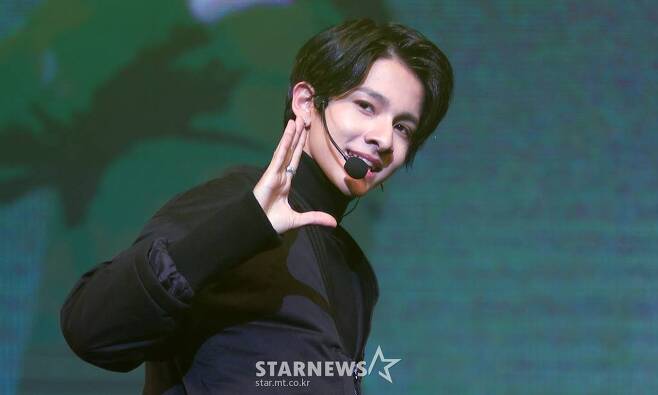 Kim Samuel filed a lawsuit against Brave Entertainment (hereinafter referred to as Brave) to confirm the absence of an Exclusive contract based on the conclusion of a wrong performance contract in 2019 and the settlement-related problems.Brave filed a lawsuit against Kim Samuel against A billion won for damages, saying that Kim Samuel unilaterally rejected some schedules without justifiable reasons.Later on August 25, both sides faced each other in the trial, and there was Kim Samuels mother.At that time, Kim Samuels mother looked at the trial and showed a sigh of relief about the settlement and contract position revealed by Brave The Attorney.In this regard, Kim Samuels closest aides have told several stories directly.Choi said, I felt something strange when I took my child from the company to the Philippines and Japan.Since Kim Samuel debuted in January 2015, he didnt show me if I asked him to show me the settlement because it doesnt matter what the profit or loss is.I really thought it would be bad when I started my debut solo after Fudu.However, I could not receive the settlement 3-4 years at once, but I received it in May 2018, but it was a print made of a fist-shaped form that did not prove the details, not a formal settlement.But when I look closely, there was a negative 600 million won history that occurred during the one-punch activity. Choi said, When Samuel was working with the circle, he never showed a contract book. After his debut, Won appeared in Show Me Money and went to YG immediately. There was no damage related to the team activity.It turns out that there was no provision related to liability for compensation in the contract. It is literally a false contract.At the time of the circle, the agency is consistent with this. According to Chois claim, Brave The Attorney said at the trial that Samuels activity was not avenue was a negative review in one-punch activity.Choi later mentioned several events that Kim Samuel had conducted overseas as a singer for Brave, among which the most notable were Japan and China.The Japan contract was rushed to the company as if it were a letter of consent.I learned it during the lawsuit, but I received 800 million won for the exclusive contract of Kim Samuel, and I did not pay it even though I was in the contract to pay the completed contract, and I could not know that 500 million won was missing in the settlement.China had a monopoly contract with the parent company, but it was a company-to-company contract that had nothing to do with Kim Samuel, so he could not show the contract, and he did not disclose the contract during the trial.Choi also told the story of the blockchain event mentioned in the alleged forgery and embezzlement of the documents that were sent by the police against the brave brother.The company has been Lee Yong in the COIN project, which is headed by Kim Samuel, a minor with falsehoods and deceit.Braves claim was that he had one song on the small, shabby stage of the hotel conference room, which was not related to the event hall, at 10 pm after Lee Yong as a windbreaker at the BRSTCOIN Expo Event.Since then, we have announced that there was a blockchain event that we had to go to twice more in the contract, which was reluctantly disclosed to our protest that there will be a clear contract.Choi emphasized that the biggest purpose of the lawsuit at this point is to terminate the contract with Brave, and said, The money issue seems to be the next problem.Brave and Contract expire in January next year, and the lawsuit has been prolonged. Finally, Choi said, I want to be an idol from elementary school these days. I have a contract with an agency and believe in and invest a lot of time in their lives and time. It hurts to think that not only Samuel but also many young people may still be treated unreasonablely.Meanwhile, a Brave official said, We are trying to resolve the Dispute resolution with Samuel smoothly.