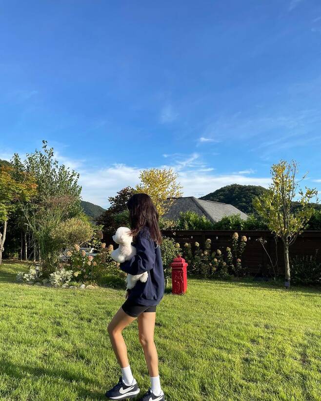 Choi Sooyoung posted a picture on his 21st day with an article entitled Happy Chuseok on his instagram.In the open photoChoi Soo Young is spending time in a spacious front yard.EspeciallyChoi Soo Young has attracted attention by showing his companion dog who is raising with his lover Jung Kyung-ho.MeanwhileChoi Soo Young, who made his debut with the group Girls Generation in 2007, has recently appeared on JTBC Run On and Web Drama So I Married Antifan and is working as an actor.Actor Jung Kyung-ho has been in public for nine years.Photo: Choi Sooyoung Instagram