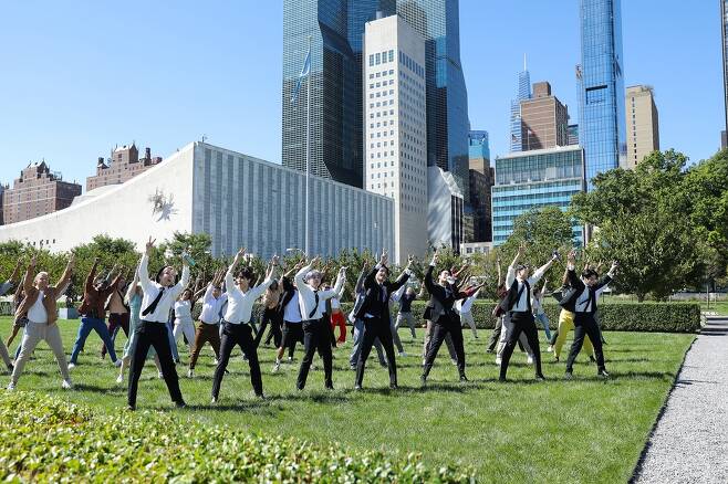 유엔 배경으로 '퍼미션 투 댄스' 군무 펼치는 BTS와 댄서들 [빅히트뮤직 제공. 재판매 및 DB 금지]