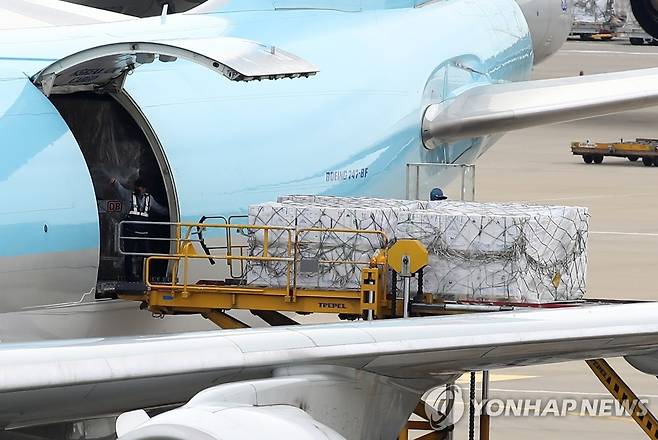 직계약 화이자 백신 (영종도=연합뉴스) 김도훈 기자 = 1일 오후 인천국제공항 화물터미널에서 관계자들이 백신을 화물기에서 내리고 있다. 2021.9.1 superdoo82@yna.co.kr