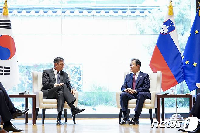 문재인 대통령이 20일(현지시간) 미국 뉴욕 주유엔대표부 양자회담장에서 보루트 파호르 슬로베니아 대통령과 정상회담을 하고 있다. (청와대 제공) 2021.9.21/뉴스1