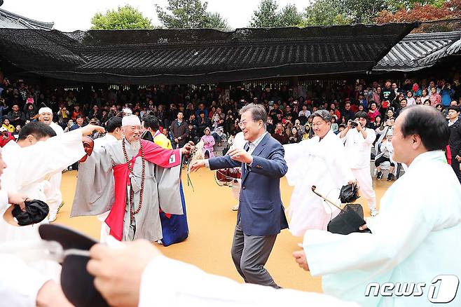 문재인 대통령이 6일 오후 경북 안동 하회마을을 방문해 하회별신굿탈놀이 공연을 즐긴 뒤 출연진과 함게 춤을 추고 있다. (청와대 제공) 2017.10.6/뉴스1