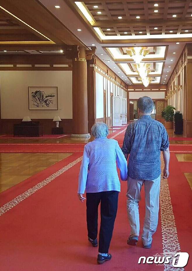 문재인 대통령이 4일 추석을 맞아 어머니를 모시고 청와대에서 차례를 지냈다고 SNS를 통해 밝혔다. 사진은 지난여름 휴가에서 문 대통령이 모친과 함께 청와대를 둘러보는 모습.(청와대 제공) 2017.10.4/뉴스1