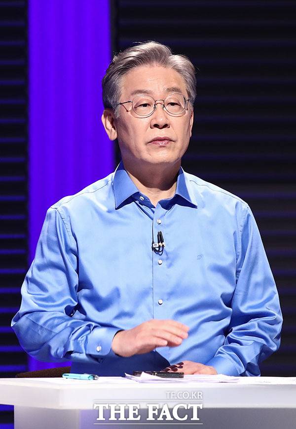 이재명 더불어민주당 대선 예비후보가 대장동 개발 특혜 의혹에 대해 "부득이 민간투자금으로 공공개발하는 방법 고안해 그나마 5503억원 회수했다"며 "이익이 늘어난 건 이후 예상 못 한 부동산 폭등 때문"이라고 주장했다. /국회사진취재단