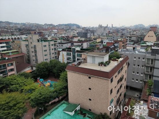 빌라 거래량이 늘고 있는 11일 서울 양천구 한 건물에서 바라본 빌라촌 모습. /문호남 기자 munonam@