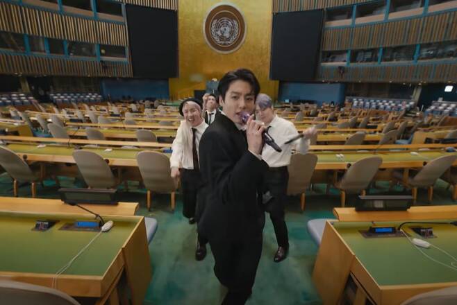 지난 20일 유엔 유튜브 공식 계정은 BTS가 유엔 총회장에서 찍은 '퍼미션 투 댄스 (Permission to Dance)' 뮤직비디오를 게시했다. /유튜브