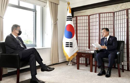 21일(현지시간) 문재인(오른쪽) 대통령이 앨버트 불라(오른쪽)화이자 회장 겸 최고경영자(CEO)를 만나는 모습. 청와대 제공.