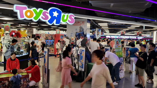 장난감을 사려는 고객들로 붐비는 서울의 한 토이저러스 매장 전경. <롯데쇼핑 제공>