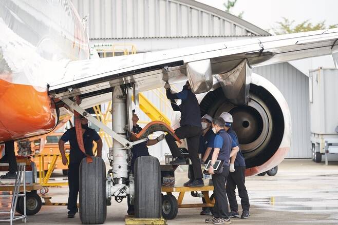 3일 한국항공서비스 정비사들이 보잉737 기종 바퀴와 날개를 정비하고 있다.