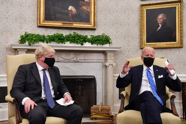 보리스 존슨 영국 총리(왼쪽)가 21일 백악관에서 조 바이든 미국 대통령과 회담하고 있다. 워싱턴/AFP 연합뉴스