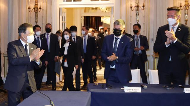 문재인 대통령이 21일(현지시간) 미국 뉴욕의 한 호텔에서 열린 한미 백신 협력 협약 체결식에 참석하고 있다. 뉴시스