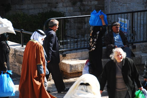 예루살렘에는 유대인과 이슬람 신자인 팔레스타인이 구역을 나누어서 함께 살고 있다.