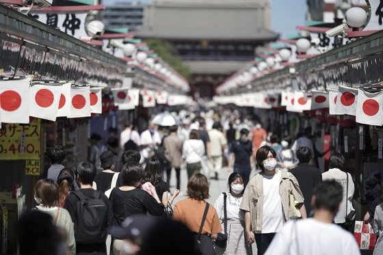 20일 마스크를 쓴 시민들이 도쿄의 대표 관광지인 센소지의 상점가를 지나고 있다. [AP=연합뉴스]