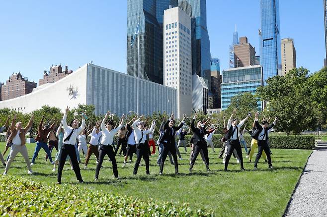 그룹 방탄소년단(BTS)이 뉴욕 유엔본부의 마당 잔디밭에서 ‘퍼미션 투 댄스(Permission to Dance)’ 퍼포먼스를 벌이고 있다. 빅히트뮤직 제공