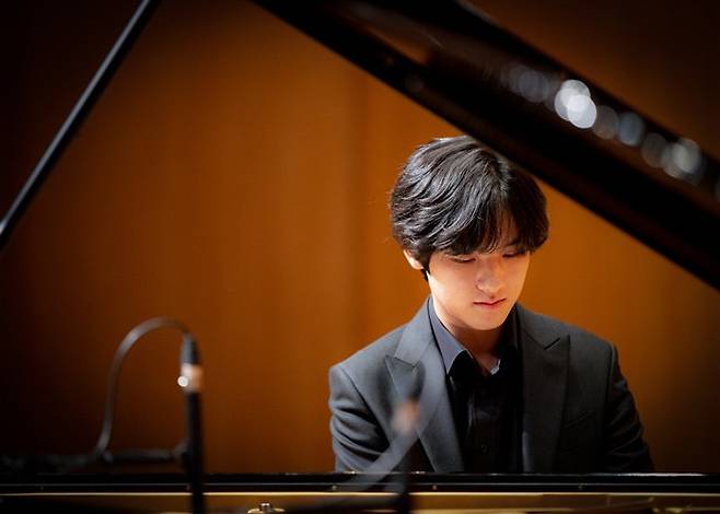 한국예술종합학교에 재학 중인 피아니스트 임윤찬은 이른바 ‘세계적 콩쿠르’에서 우승한 적이 아직 없지만 그의 연주를 들은 청중의 입을 통해 ‘괴물 신예’라는 입소문이 퍼졌다. MOC프로덕션 제공