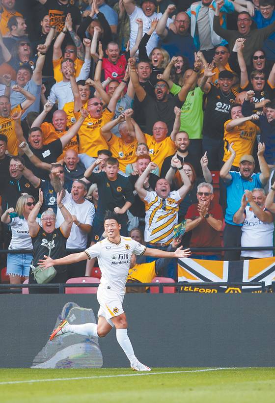 Hwang Hee-chan celebrates after scoring in his debut game for Wolverhampton Wanderers against Watford on Sept. 11. [REUTERS/YONHAP]