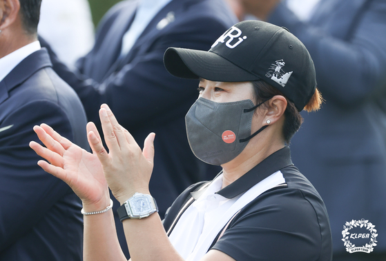 Pak Se-ri claps for Kim Hyo-joo after Kim won the OKSavingsBank Se Ri Pak Invitational at Sejong Silkriver in Sejong, Cheongju on Sunday. [KLPGA]