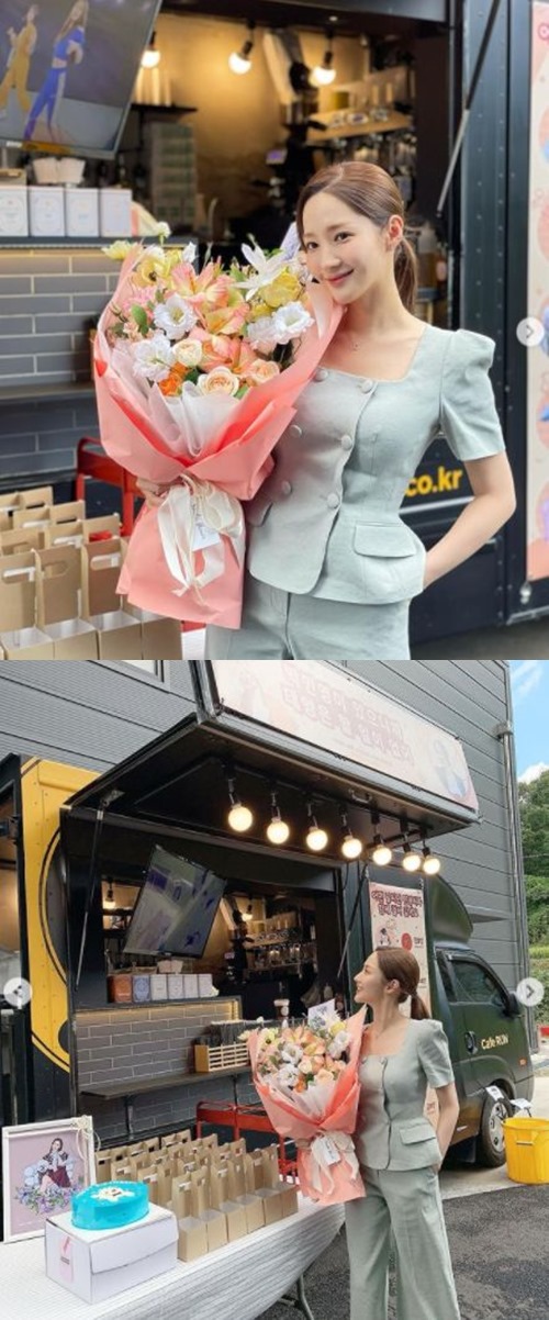 Actor Park Min-young has certified fans Coffee or Tea GiftPark Min-young posted a picture and a picture on his instagram on the afternoon of the 22nd, No matter how much I really think, the beans seem to be the best.Love you to the moon and back, he added.Inside the picture is a picture of Park Min-young holding a bouquet in front of Coffee or Tea.He showed off his innocent and chic prettyness with a Hwasa smile.In another photo, Park Min-young showed off her high-quality side with a superior proportion.