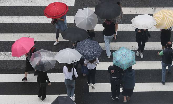 지난 7일 수도권과 동해안을 중심으로 비가 내리는 가운데 서울 마포구 홍대입구역 인근에서 시민들이 우산을 쓴 채 발걸음을 옮기고 있다.[사진=박형기기자]