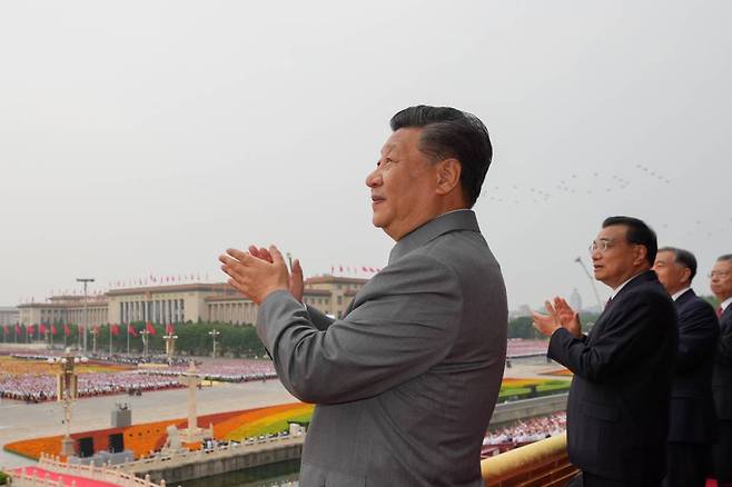 [베이징=신화/뉴시스]시진핑 중국 국가주석이 1일 베이징에서 열린 중국 공산당 창당 100주년 기념식에 참석해 박수하고 있다.