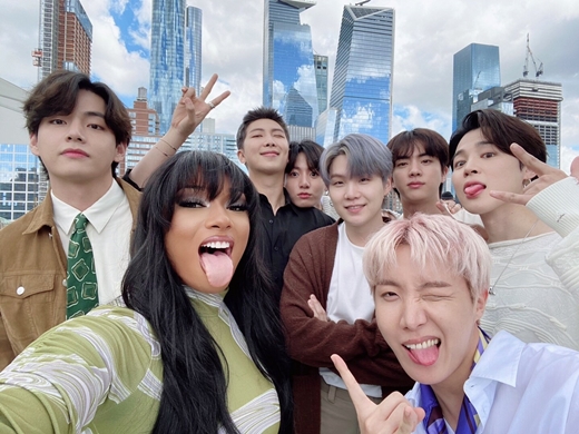 Group BTS met with foreign singer Megan Thee Stallion di Stallion.On Tuesday, BTS posted two photos on its official Twitter account with the comment: Butter Crewe.The members in the photo are taking selfies with Megan Thee Stallion Di Stallion.Megan Thee Stallion Di Stallion participated in the remix version of BTS hit song Butter on the 27th of last month as Feature.He has a career of three-time Grammy Awards award.Eight people taking pictures in the background of the picturesque New York City city are happy everyday.BTS members made humorous faces or painted V with their fingers, revealing the charm of Jangku (playing).The netizen who saw this said, Butter Crewe, which is pictured in a picture-like background!, Happy time in United States of America and Borahae were responded.Meanwhile, BTS attended the United Nations General Assembly held at the United States of America New York City on the 20th (local time) as a special envoy to the president for future generations and culture and presented the performance of Permission to Dance.