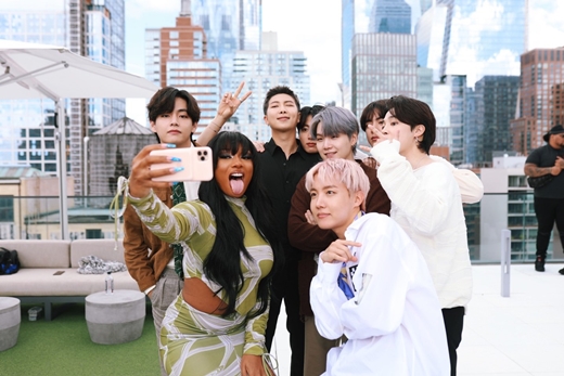 Group BTS met with foreign singer Megan Thee Stallion di Stallion.On Tuesday, BTS posted two photos on its official Twitter account with the comment: Butter Crewe.The members in the photo are taking selfies with Megan Thee Stallion Di Stallion.Megan Thee Stallion Di Stallion participated in the remix version of BTS hit song Butter on the 27th of last month as Feature.He has a career of three-time Grammy Awards award.Eight people taking pictures in the background of the picturesque New York City city are happy everyday.BTS members made humorous faces or painted V with their fingers, revealing the charm of Jangku (playing).The netizen who saw this said, Butter Crewe, which is pictured in a picture-like background!, Happy time in United States of America and Borahae were responded.Meanwhile, BTS attended the United Nations General Assembly held at the United States of America New York City on the 20th (local time) as a special envoy to the president for future generations and culture and presented the performance of Permission to Dance.