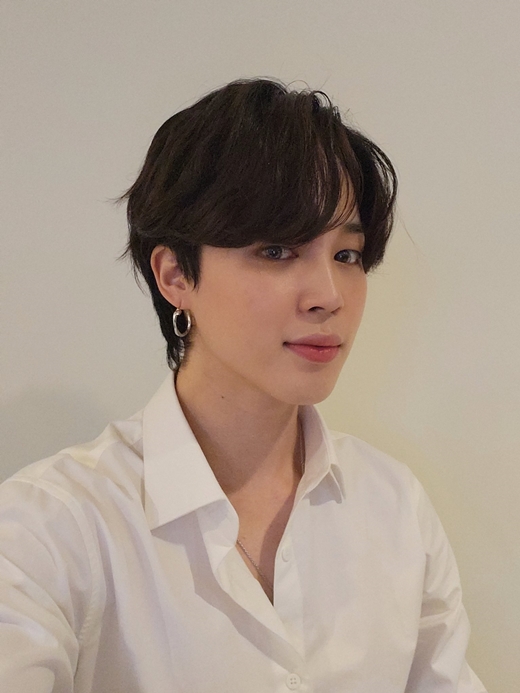 Group BTS member Jimin gave a warm holiday greeting.On the 22nd, Jimin posted a picture on the official BTS Twitter page, saying, Is Chuseok doing well? He wrote, Have a good time with your family until the end of the holiday.Jimin is seen taking selfies with a light smile, giving him points in white shirts with accessories, giving him a neat yet mature vibe.Especially Jimin, who caught both charisma and loveliness with his sleek jaw line and good impression.Ami (BTS fandom name) is responding to the photos of Simkung and affectionate comments that came to the holiday.BTS, which Jimin belongs to, attended the United Nations General Assembly held in New York, USA on the 20th (local time) as a special envoy for future generations and culture and presented speeches and video performances.Jimin also certified the United Nations ID card on the 21st, saying, Thanks to Ami, I was able to come here again, but it was a very tense experience.I really appreciate it. On the other hand, the netizen who saw it said, Jimin, close your eyes.It is a world without you,  We are jjimni, look at it,  Jimin is happy Chuseok and lets walk the happiness road. 