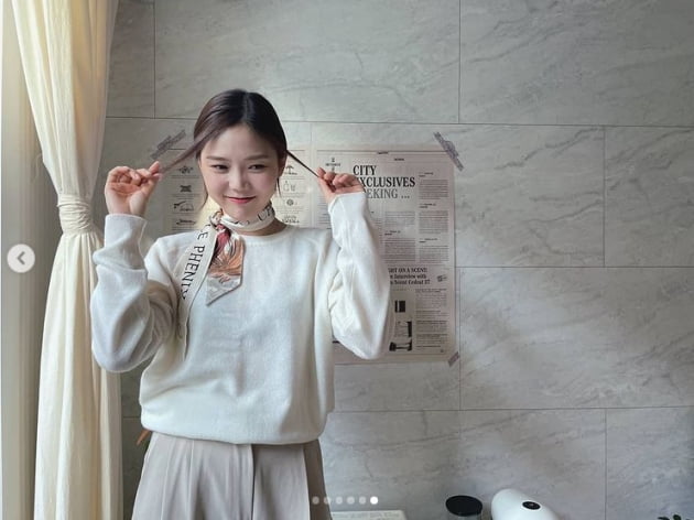 OH MY GIRL Choi Hyo-jung told the daily routine.Choi Hyo-jung released several shooting behind-the-scenes cuts with Heart Emoticons on his Instagram on the 22nd.Choi Hyo-jung in the public photo was dressed in white knit and emanated sophistication and cuteness.On the other hand, OH MY GIRL, which Choi Hyo-jung belongs to, released its mini 8th album Dear OHMYGIRL on May 10th.Photo:OH MY GIRL Choi Hyo-jung SNS