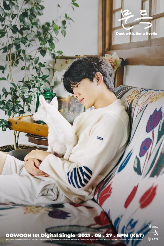 Band DAY6 (Day6) member Help first unveiled the concept image of the new digital single Suddenly.JYP Entertainment posted four concept teaser images on the official SNS channel on the 23rd to give a glimpse of the atmosphere of Help debuts first solo song Duet with Song Hee-jin.The natural healing sensibility in the teaser caught the attention of the viewers. Help showed a relaxed time with the puppy and a relaxed appearance by leaning on the sofa and listening to music.The gentle charm of the eyes looking out the window was cut off, and Helps warm visuals raised the satisfaction of the fans.The new song Duet with Song Hee-jin is a song written and composed by Help. He looked back on the experience and memories of the past that completed me now and solved the worries and thoughts he felt in everyday life.Twice, NCT 127, and other artists who worked with the leading artists combined to enhance the perfection.After being the second solo debut after DAY6 member Young K (Young K), Help devoted his passion for his first single.He has been a drummer for DAY6 and Unit DAY6 (Even of Day), and has challenged vocals. He has also greatly increased his participation by giving opinions directly during the process of planning the concept of the new song, starting with the work of the song.Helps Suddenly will be released at 6 pm on the 27th.