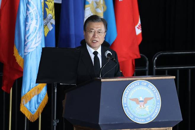 문재인 대통령이 22일(현지시각) 미국 히캄 공군기지 19번 격납고에서 열린 한미 유해 상호 인수식에서 추모사를 하고 있다.(사진=연합뉴스)