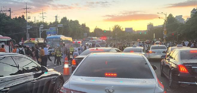23일 오후 6시 14분께 서울 서대문구 연세대학교 인근 도로에서 운행 중이던 SUV 차량이 신호를 위반하고 횡단보도를 덮치는 사고가 발생했다. 사진=연합