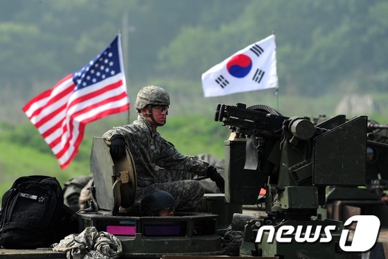 주한미군 M1A2 전차에 태극기(오른쪽)와 성조기가 걸려 있는 모습. 2013.5.30/뉴스1