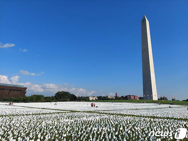 미국 워싱턴DC내 워싱턴 기념탑 주변 잔디밭에는 코로나19로 사망한 사람들을 추모하는 하얀색 깃발들이 사망자 숫자만큼 꽂혀 있다. © 뉴스1
