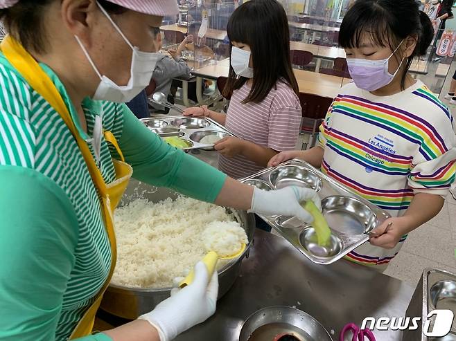 23일 충북 음성군은 지역에서 생산한 멜론을 이달 학교급식 식자재로 공급한다고 밝혔다. 사진은 원남초 멜론 급식 모습.(음성군 제공)2021.9.23/© 뉴스1