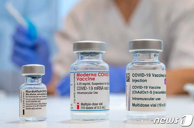 왼쪽부터 화이자, 모더나, 아스트라제네카 백신. © AFP=뉴스1
