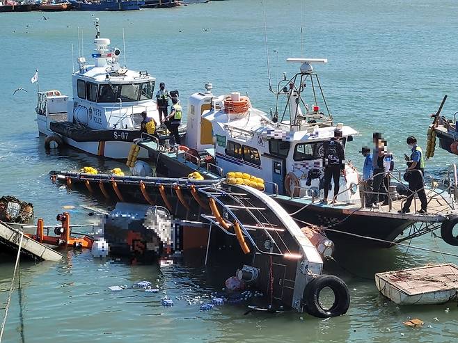 보령해경이 충남 보령시 무창포항에서 어선이 침수되자 긴급 대응 중이다.(보령해경 제공) © 뉴스1