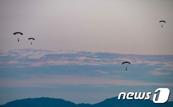 미군 특수부대가 지난 13일 전북 군산 공군기지 일대에서 '티크 나이프' 훈련을 실시했다. (군산 공군기지 페이스북) © 뉴스1