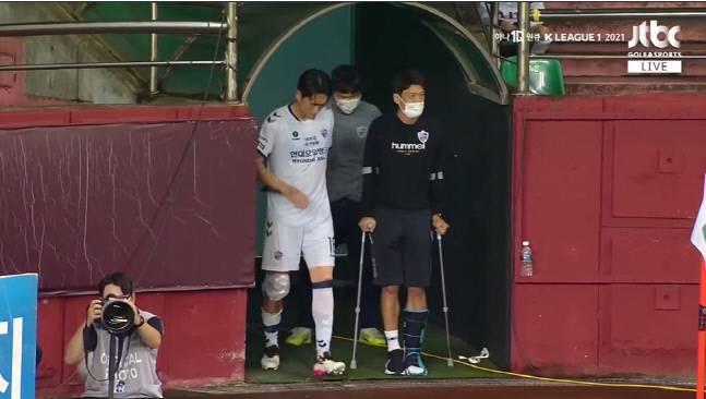 울산 현대 주장 이청용(오른쪽)이 지난 21일 포항 스틸러스와 동해안 더비 원정 경기 종료 직후 목발을 짚은 채 선수들을 보기 위해 그라운드에 들어가고 있다. 출처 | JTBC Golf&Sports 중계화면 캡처