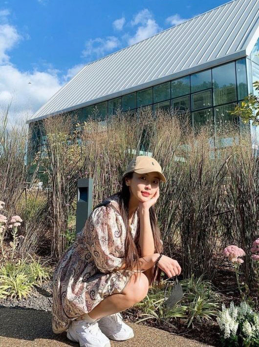 Jung Yu-mi posted a picture on his instagram on the 23rd with an article entitled Look at the sky. # I am caught in the advertisement of the school #The photo shows Jung Yu-mi posing in the background of a blue autumn sky and plants.Hat, One Piece, sneakers were completely digested and attracted attention by showing off his outstanding pansy sense.Meanwhile, Jung Yu-mi has acknowledged his devotion to Kangta in 2020 and continues his public love.