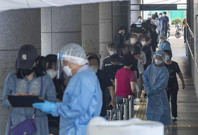 23일 오전 서울 종로구민회관 선별진료소를 찾은 시민들이 줄을 서서 검사를 받고 있다.  /박상훈 기자