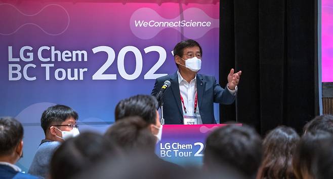 LG화학이 미국에서 채용행사 'BC투어'를 개최했다고 22일 밝혔다. 사진은 BC투어에서 환영사를 하는 신학철 부회장. /연합뉴스